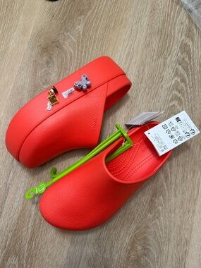 NWT Crocs Dylan Platform Clog with FREE JIBBITZ, Mule Platform Shoes Starfish W8